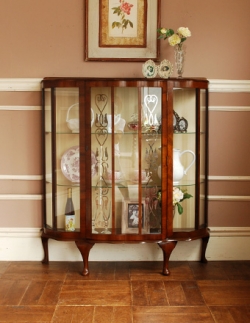 アンティーク家具  エレガントなアンティーク家具、英国のガラスキャビネット（飾り棚）