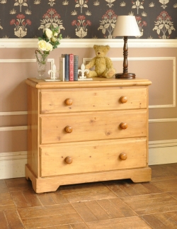 アンティーク家具 アンティークのチェスト ナチュラルで可愛いアンティーク家具、パイン材の3段チェスト