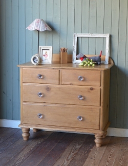 アンティーク家具  ナチュラルなパイン材のアンティーク家具、４杯引き出し付きのチェスト