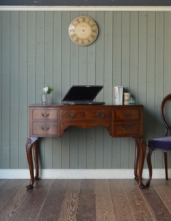 アンティーク家具  書斎にピッタリの英国アンティーク、高級感溢れるウォルナットのデスク