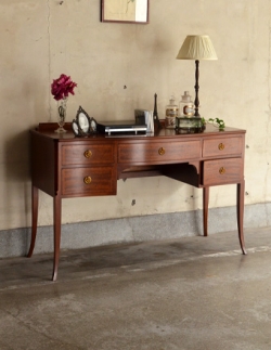 アンティーク家具  英国の書斎で使えるアンティーク家具、お仕事も捗る素敵なデスク