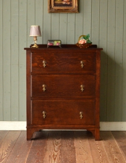 アンティーク家具 英国デザインのカッコイイアンティーク家具、オーク材の3段チェスト