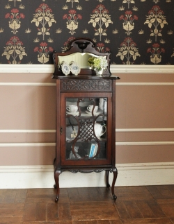 アンティーク家具  華やかなアンティーク家具、マホガニー材のペディスタルキャビネット（飾り棚）