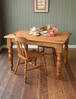 アンティーク家具  イギリスのアンティーク家具、４人掛けのダイニングテーブル（パイン材）