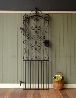 アンティーク家具  イギリスから届いたアンティークのアイアンゲート