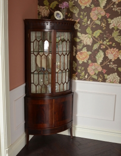 アンティーク家具  お部屋の角を彩るアンティーク家具、ガラス扉のコーナーキャビネット