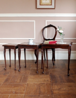 アンティーク家具 アンティークのテーブル 英国のシックなアンティーク家具、３台セットのネストテーブル