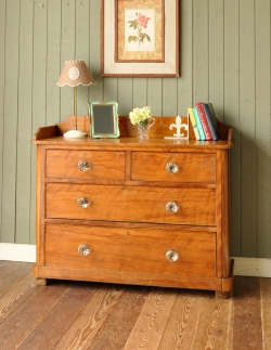 アンティーク家具 アンティークのチェスト ナチュラルなアンティーク家具、美しいサテンウッド材のチェスト