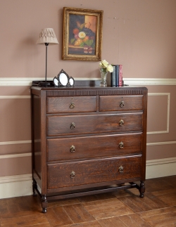 アンティーク家具  カッコいいアンティークの英国家具、たっぷり５杯引き出しのチェスト