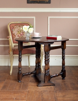 アンティーク家具 オシャレなデザインのアンティーク英国家具、伸張式のコーヒーテーブル