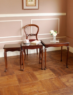 アンティーク家具 アンティークのテーブル 入り子式の可愛いアンティーク家具、英国のオシャレなネストテーブル