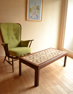 アンティーク家具  リビングで使える北欧系のアンティーク家具、タイルトップのコーヒーテーブル