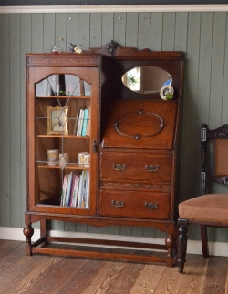 アンティーク家具 ビューロー 本棚とデスクがセットになったアンティーク家具、とっても便利なサイドバイサイド