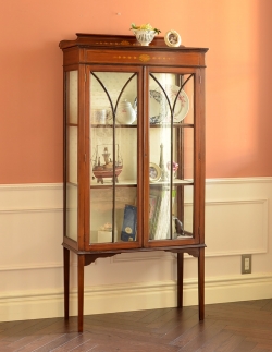 アンティーク家具  華やかなアンティークの英国家具、美しい装飾入りのガラスキャビネット