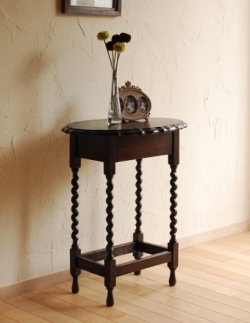 アンティーク家具 英国デザインのアンティーク家具、便利なオケージョナルテーブル