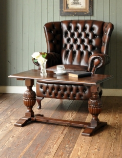 アンティーク家具 美しい彫りを施したアンティーク家具、オーク材のコーヒーテーブル