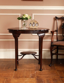 アンティーク家具 オケージョナルテーブル シックなアンティーク家具、マホガニー材のオケージョナルテーブル