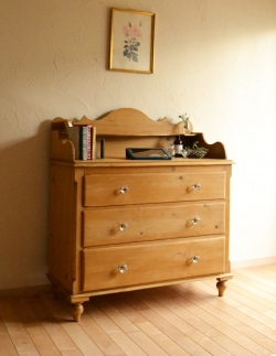 アンティーク家具 アンティークのチェスト パイン材を使ったアンティークの家具、可愛いチェスト(3段)