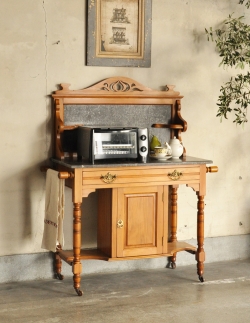 アンティーク家具 アンティークのキャビネット アンティークの英国家具、サテンウッド材のウォッシュスタンド（洗面台）