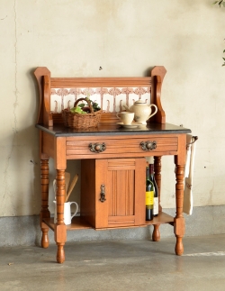 アンティーク家具 アンティークのキャビネット フェミニンなアンティーク英国家具、大理石天板のウォッシュハンドスタンド