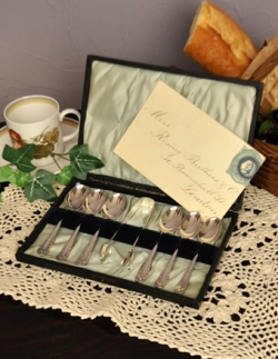 アンティーク雑貨  英国の銀食器、シルバーカトラリーのティースプーン＆シュガートングセット