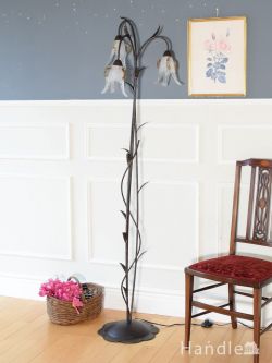 アンティーク風のフロアランプ、アイアン製のお花が優雅に咲いているフロアシャンデリア(3灯)（Ｅ17電球付）