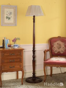 英国アンティークのフロアランプ、挽き物細工の装飾が美しい照明器具（Ｂ22シャンデリア球付）