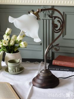白いお花のガラスシェードがおしゃれなアンティーク風のテーブルランプ(電球なし・アンティーク色)