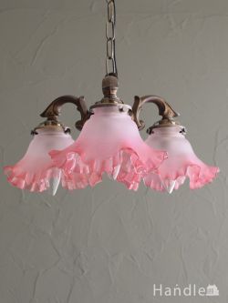 照明おしゃれ シャンデリア アンティーク風のおしゃれなシャンデリア、ピンクのシェードが可愛い照明器具（アンティーク色・3灯・電球なし）