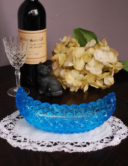 アンティーク雑貨  サファイアブルーが美しい、三日月シルエットのアンティークプレスドグラスの器