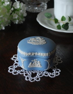 アンティーク雑貨 アンティークのジャスパーウェア蓋つき小物入れ(Wedgwood)
