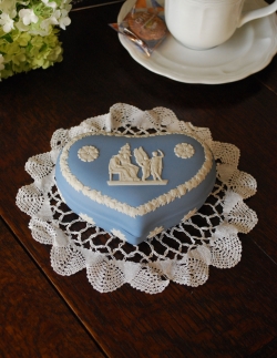 アンティーク雑貨  アンティークウェッジウッドのジャスパーウェア、ブルーのハートボックス