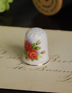 アンティーク雑貨 ボーンチャイナ製のアンティーク シンブル(赤いローズ)