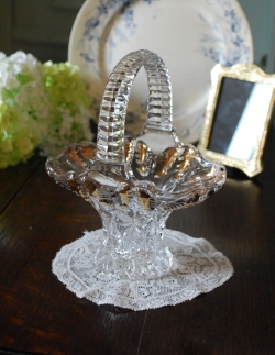 アンティーク雑貨  蝶が舞うとっても美しいプレスドグラスのアンティークバスケット