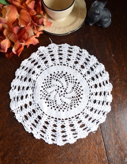 アンティーク雑貨  レース編みが綺麗なアンティークドイリーレース