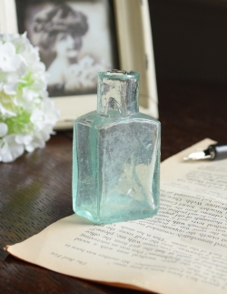 アンティーク雑貨  アンティークガラス雑貨、淡いカラーが素敵な四角のインクボトル