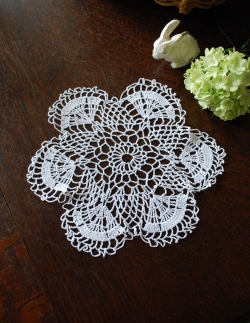 アンティーク雑貨 ミルクピッチャー フランスで見つけたアンティーク雑貨、可愛いデザインの手編みドイリーレース