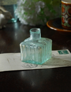 アンティーク雑貨  窓辺に並べて１輪挿しにもなる、ストライプカットのアンティークインクボトル（ペン置き付き）