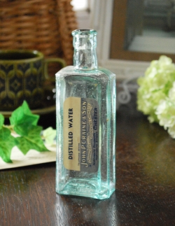 アンティーク雑貨 気泡がたっぷり入ったステッカー付きアンティークガラスボトル(DISTILLED WATER)