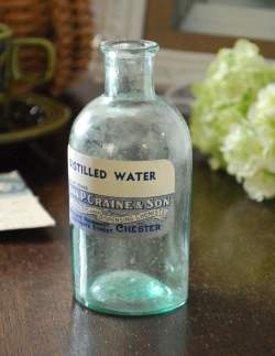 アンティーク雑貨  コロンと小さい形が可愛い、ステッカー付きアンティークガラスボトル(DISTILLED WATER)