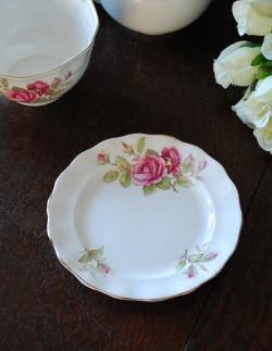 アンティーク雑貨 テーブルウェア アンティーク 「OLD ROYAL BONE CHINA」ボーンチャイナのアンティークバラケーキプレートEST.1846