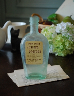 アンティーク雑貨 ステッカー付きアンティークガラスボトル(Cascara Sagrada)