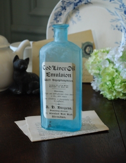 アンティーク雑貨 ステッカー付きアンティークガラスボトル(Cod LIver Oil Emulsion)