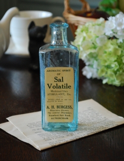 アンティーク雑貨  ステッカー付きアンティークガラスボトル(Sal Volatile)