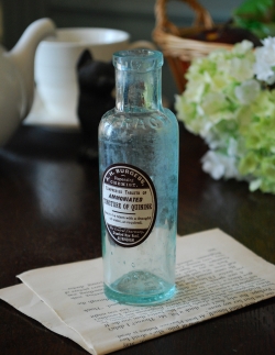 アンティーク雑貨 アンティークビン・香水瓶 ステッカー付きアンティークガラスボトル( TINCTURE OF QUININE )