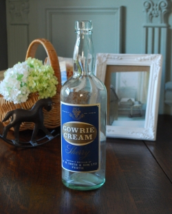 アンティーク雑貨 アンティークビン・香水瓶 ブルーのステッカー付きアンティークガラスボトル(GOWRIE CREAM)
