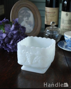 アンティーク雑貨 アンティーク花瓶 お洒落なスクエアのミルクガラス、葡萄模様のフラワーベース(花器)