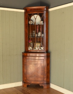 アンティーク家具 アンティークのキャビネット 素敵な英国のアンティーク家具、木製のコーナーキャビネット(食器棚)