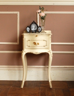 アンティーク家具  フレンチスタイルが可愛いアンティーク家具、ベッドサイドチェスト