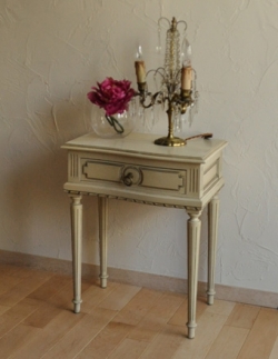 アンティーク家具 フレンチスタイルのアンティーク家具、ホワイト色のナイトテーブル